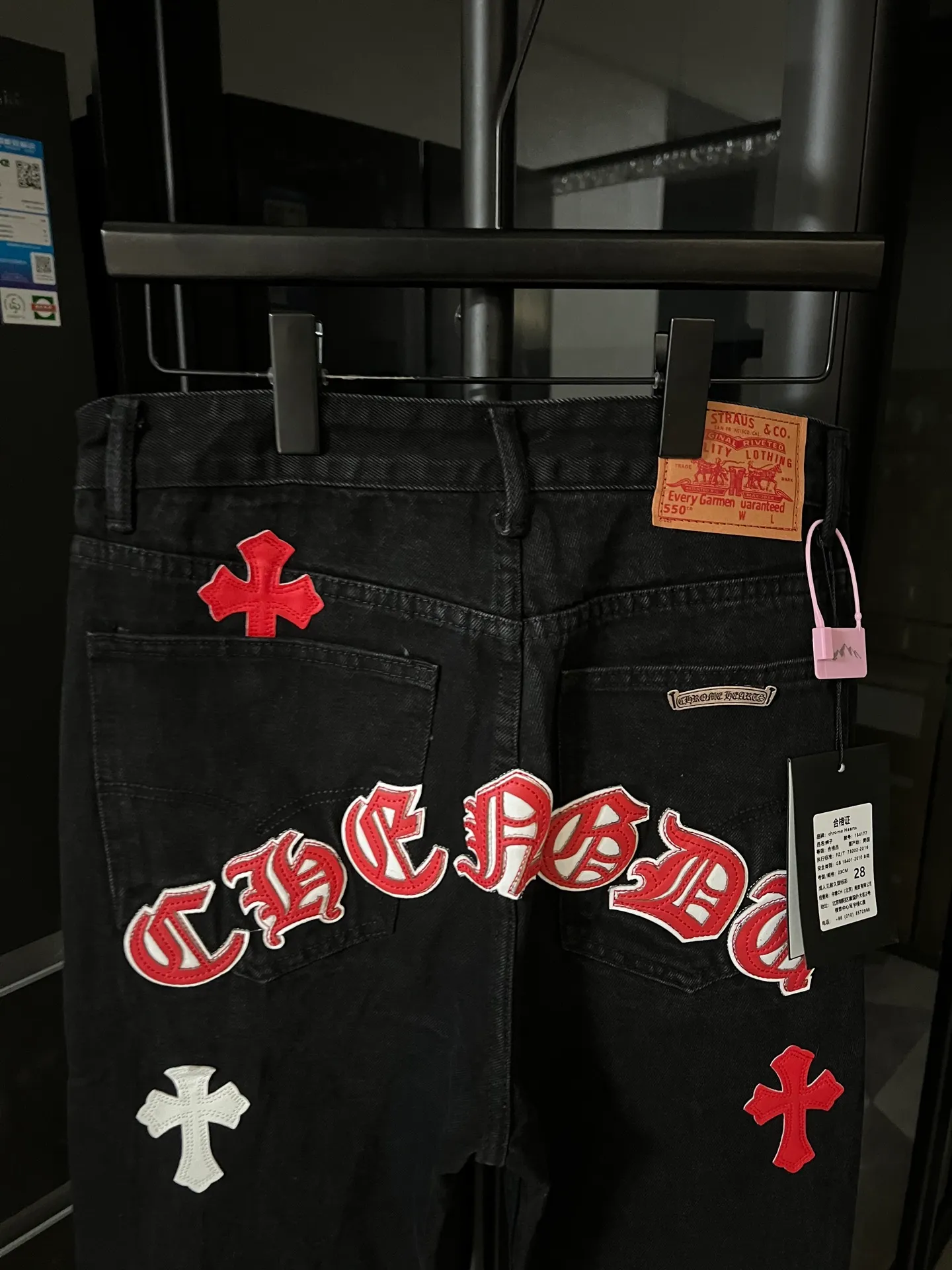 P260 [Next day] Chrome Hearts/CH Hong Kong city limited series Sanskrit cross patch patchwork leather jeans (black) Black and red color matching - Hong Kong limited fashion players, Chrome Hearts Hong Kong city limited jeans are now available!  The unique color scheme is like the intertwining of vitality and romance of Hong Kong. The three-dimensional letters between the hips seem to tell the story of the city. The customized hardware, the three-dimensional and thick cross stamens, and the hand-cut leather washers make the details full of luxury.  Handcrafted and made of environmentally friendly materials, comfort and quality coexist. Owning it is not only an outfit, but also a status symbol. Globally limited edition, don’t miss it.  Size: 28 30 32 34 (corresponding to s-xl) Detailed size can be found in Figure 9